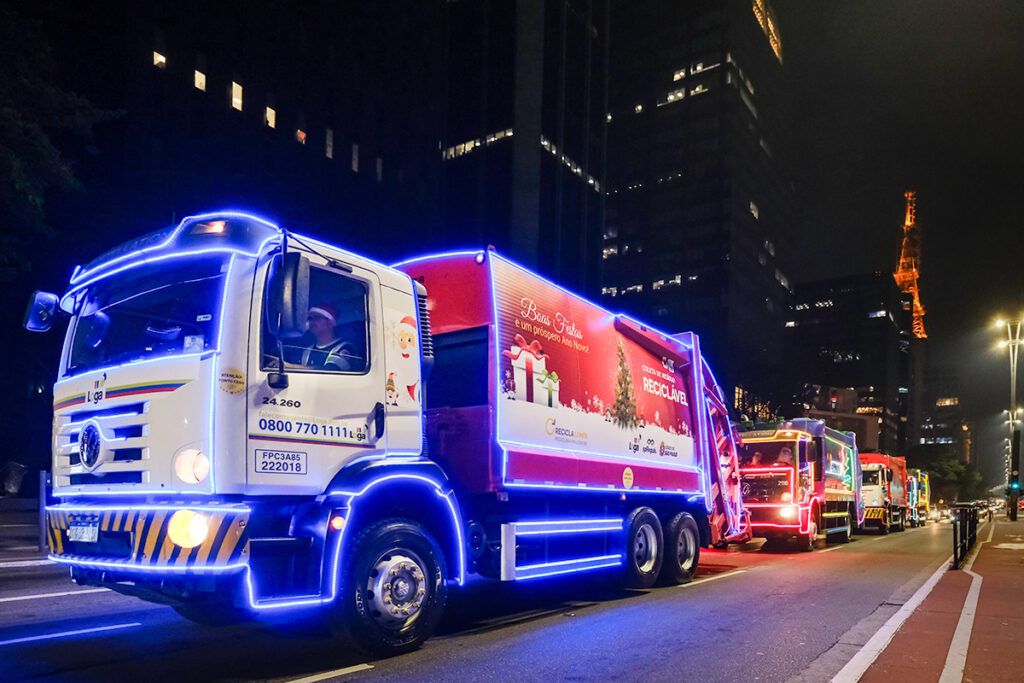 Caminhões na Avenida Paulista