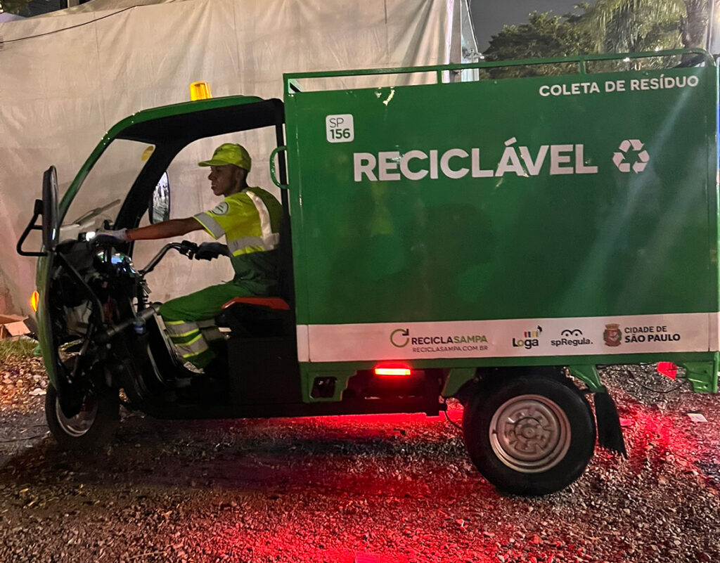 Triciclo na coleta de recicláveis no sambódromo
