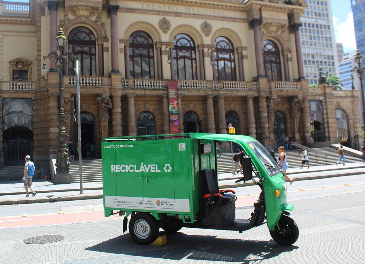Triciclo em frente ao Teatro Municipal