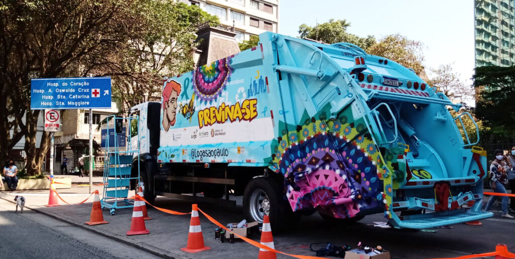 Caminhão azul grafitado na Paulista