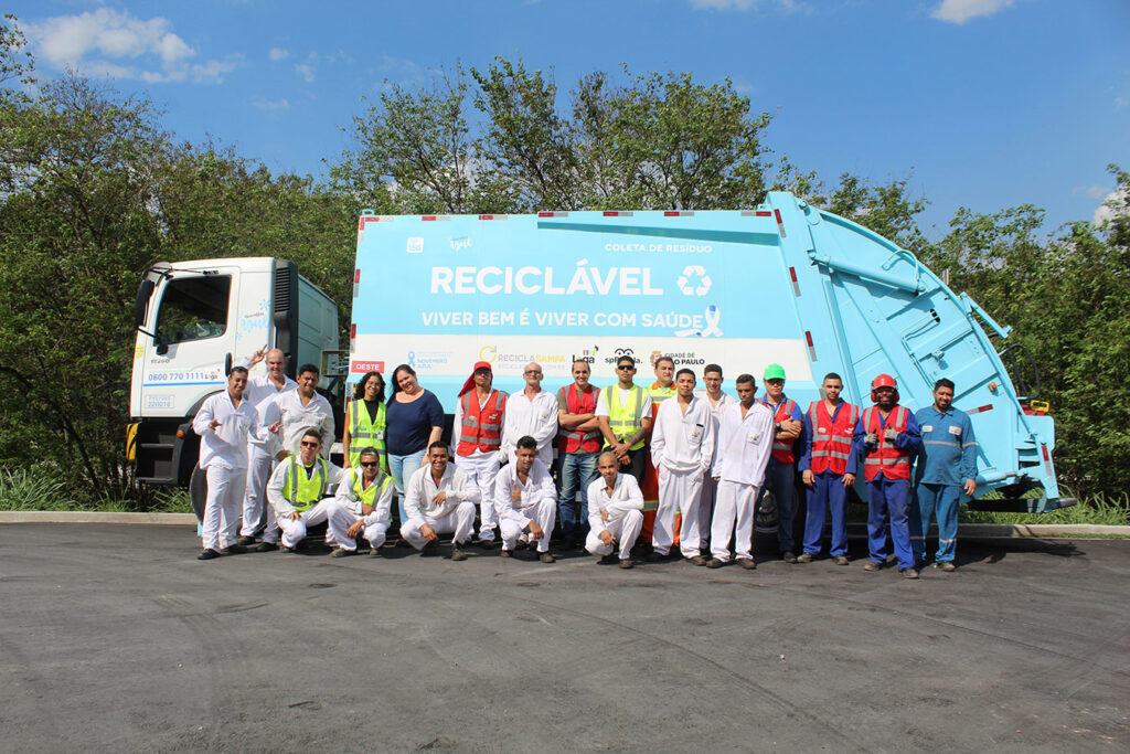 Caminhão azul na Unidade Bandeirantes